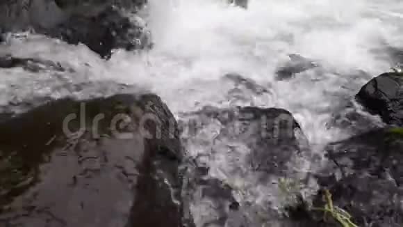 特写瀑布泼水天然水射水视频的预览图