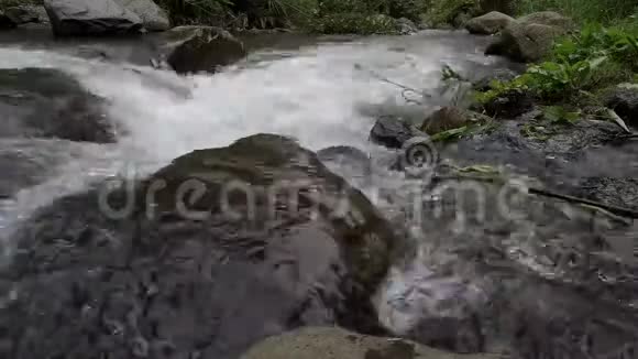 特写时间流逝瀑布倒水天然水射出4k视频的预览图