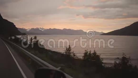 在挪威的公路上开车视频的预览图