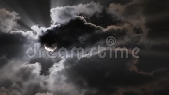 月亮照耀着乌云的碎片射线视频的预览图