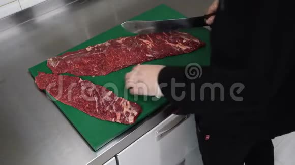 厨师煮了一份美味的烤牛排视频的预览图