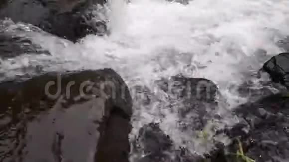 特写瀑布倒水天然水射水视频的预览图