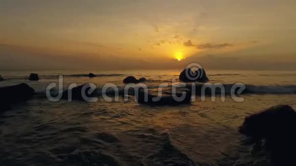 日出与波浪美视频的预览图