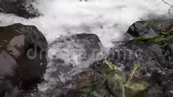特写瀑布泼水天然水射水视频的预览图