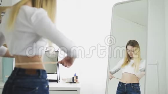 快乐的女人检查减肥计划的成功视频的预览图