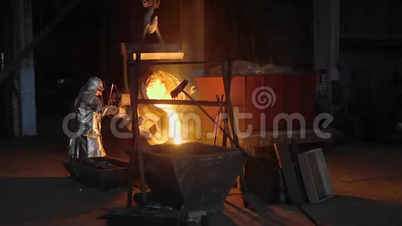 在工厂里用液态金属工作的人金属工厂火花视频的预览图