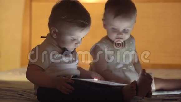 两个孩子在玩平板电脑视频的预览图