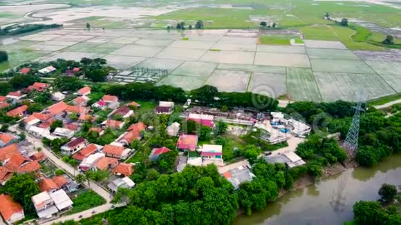 空中观景城市河流的边缘有房子视频的预览图