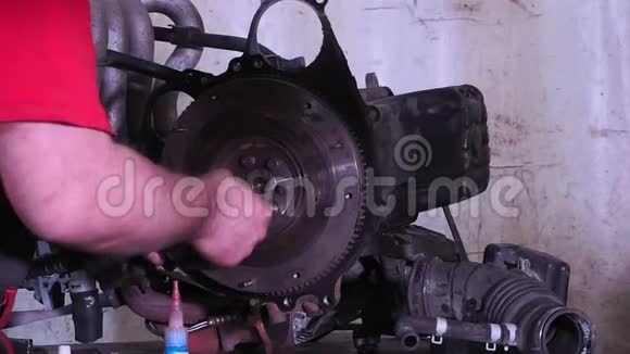 汽车修理厂修理汽车发动机视频的预览图