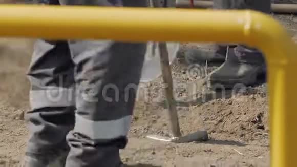 挖掘地面的铲子视频的预览图