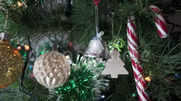 圣诞树上的铃铛视频的预览图