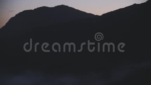 山丘与雾视频的预览图