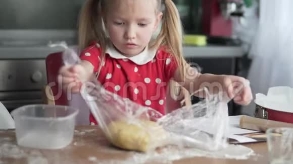 一个小女孩在厨房做饭视频的预览图