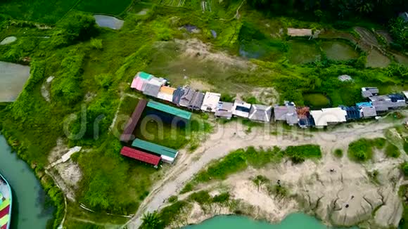 鸟瞰美丽的梯田和住宅印度尼西亚坦格朗视频的预览图