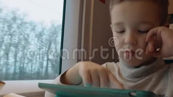 儿童在火车上玩触摸垫视频的预览图