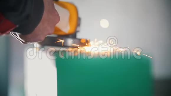 工人手在工业上磨钢机构动作慢视频的预览图