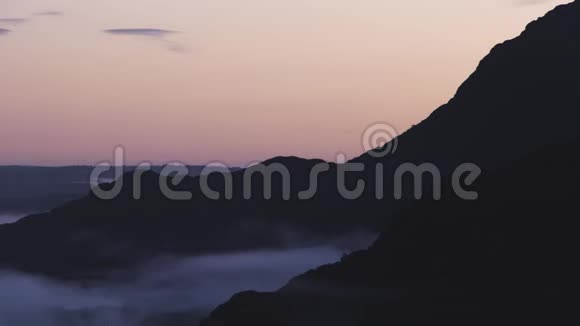山坡和雾视频的预览图