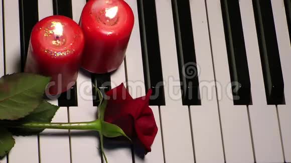 钢琴钥匙上的玫瑰和蜡烛视频的预览图