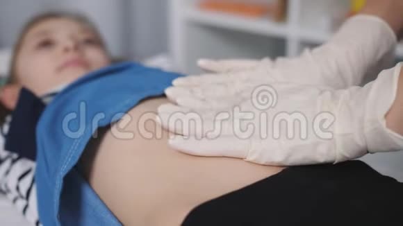 医生在一间医疗办公室里触诊一位年轻病人的腹部视频的预览图