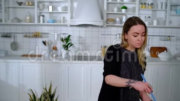 一对夫妇在厨房吵架视频的预览图