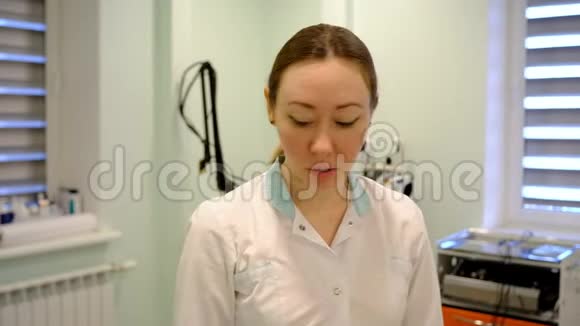 护士戴上医用口罩视频的预览图