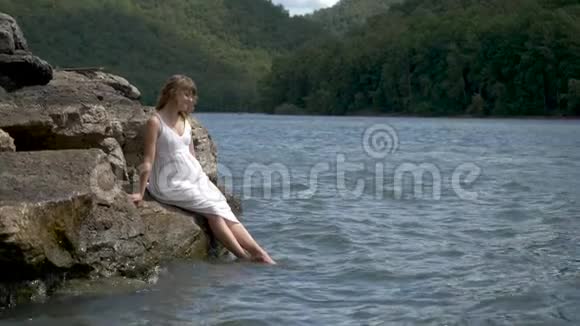 坐在湖边的女孩视频的预览图