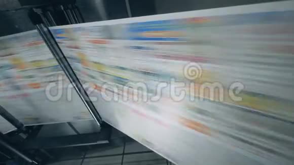 印刷纸在机器中移动用印刷术印刷报纸视频的预览图