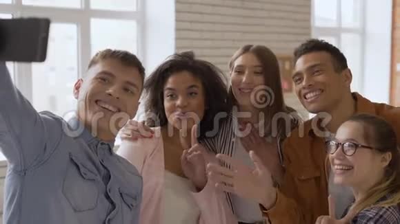 打个招呼混合种族组5人喜欢在手机摄像头上说话的人孩子们笑着向他们问好视频的预览图