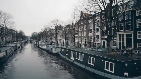荷兰阿姆斯特丹市运河堤岸上典型的游艇视频的预览图