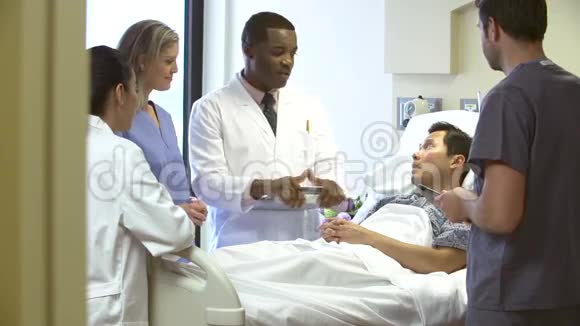 医护小组在医院病房会见男性病人视频的预览图