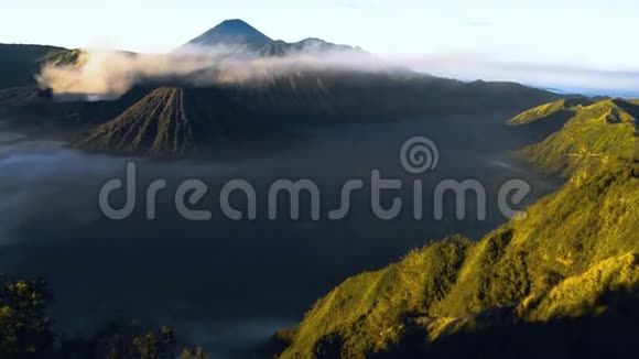 布罗莫山和布罗莫山国家公园的野生岛屿上美丽多彩的日出日落视频的预览图