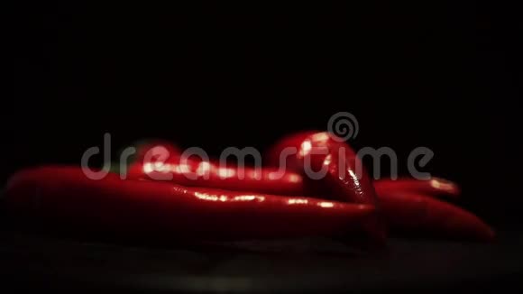 几个红辣椒和燃烧的火焰关闭录像视频的预览图