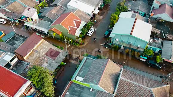 空中POV视图描述洪水大规模自然灾害后造成的破坏视频的预览图