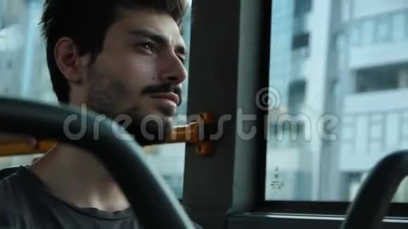 人乘坐公交车视频的预览图