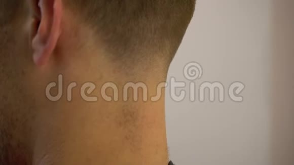 理发师剃了头发视频的预览图