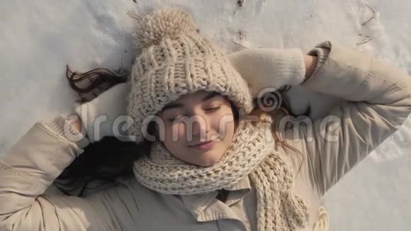 躺在雪地上的女人视频的预览图