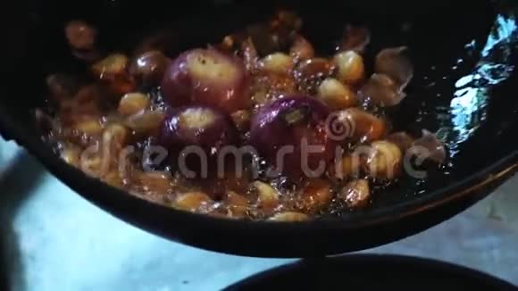 在WokOli煮深煎全洋葱和大蒜视频的预览图