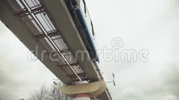 火车在单轨行驶视频的预览图