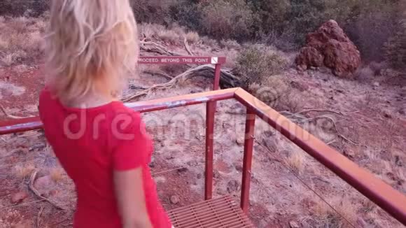 沃尔帕峡谷的女人视频的预览图