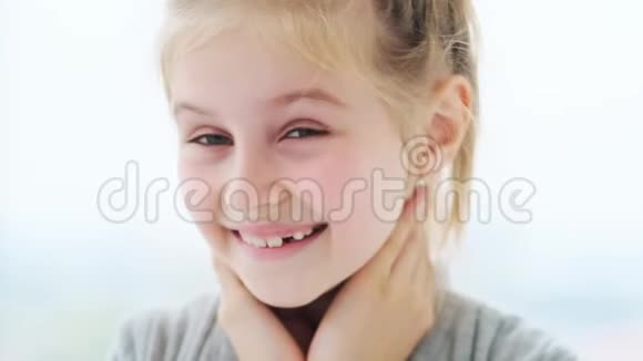 真诚微笑的小女孩视频的预览图