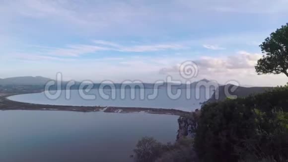 悬崖边上的树视频的预览图