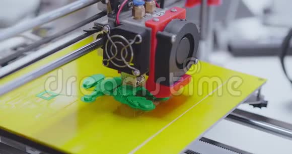 3D打印机正在制作微型机器人视频的预览图