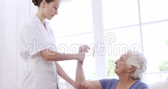 护士检查资深女性手臂视频的预览图