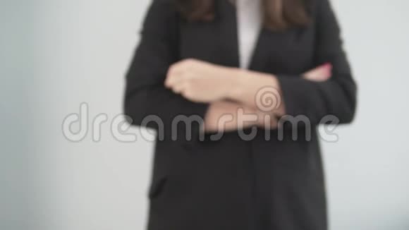 一个女人伸出手来问候视频的预览图