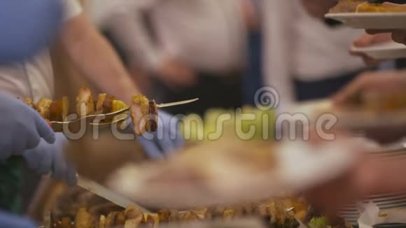 厨师把串放在盘子里视频的预览图