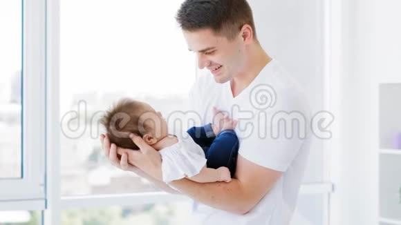 年轻的父亲抱着孩子视频的预览图