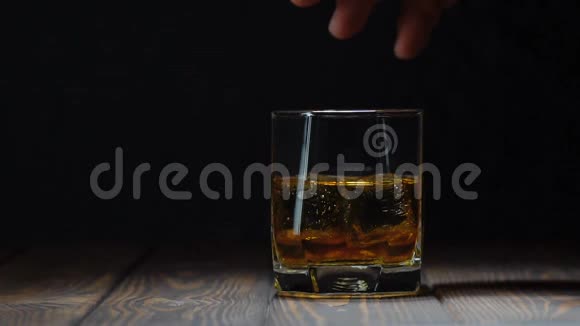 男人手里拿着一杯威士忌视频的预览图