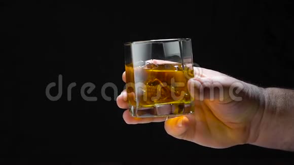 男人手里拿着一杯威士忌视频的预览图