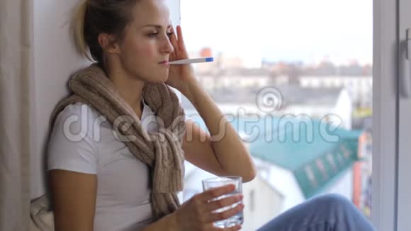 年轻女性的病毒和偏头痛视频的预览图