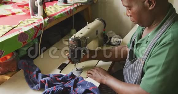 非洲男人缝制纸巾视频的预览图